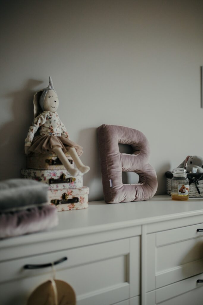 Decorative velvet letter pillow B shaped puder pink